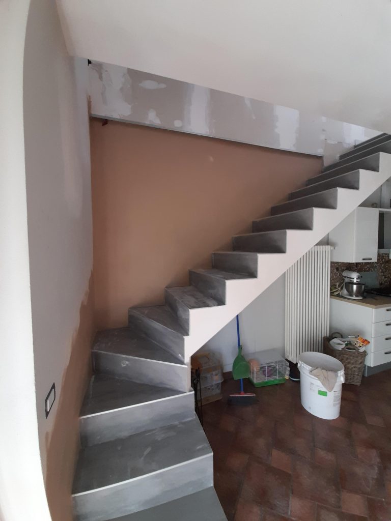 Posa e fornitura di scala condominio 