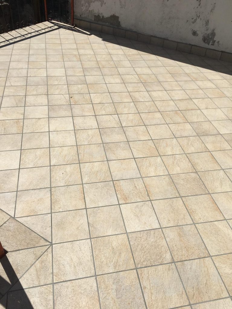 Posa nuova pavimentazione in gres